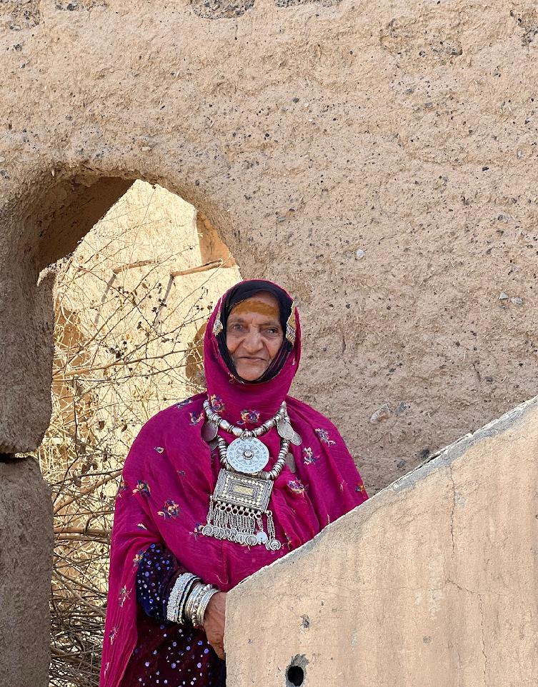 سيدة عُمانية بالزي والحلي التراثية